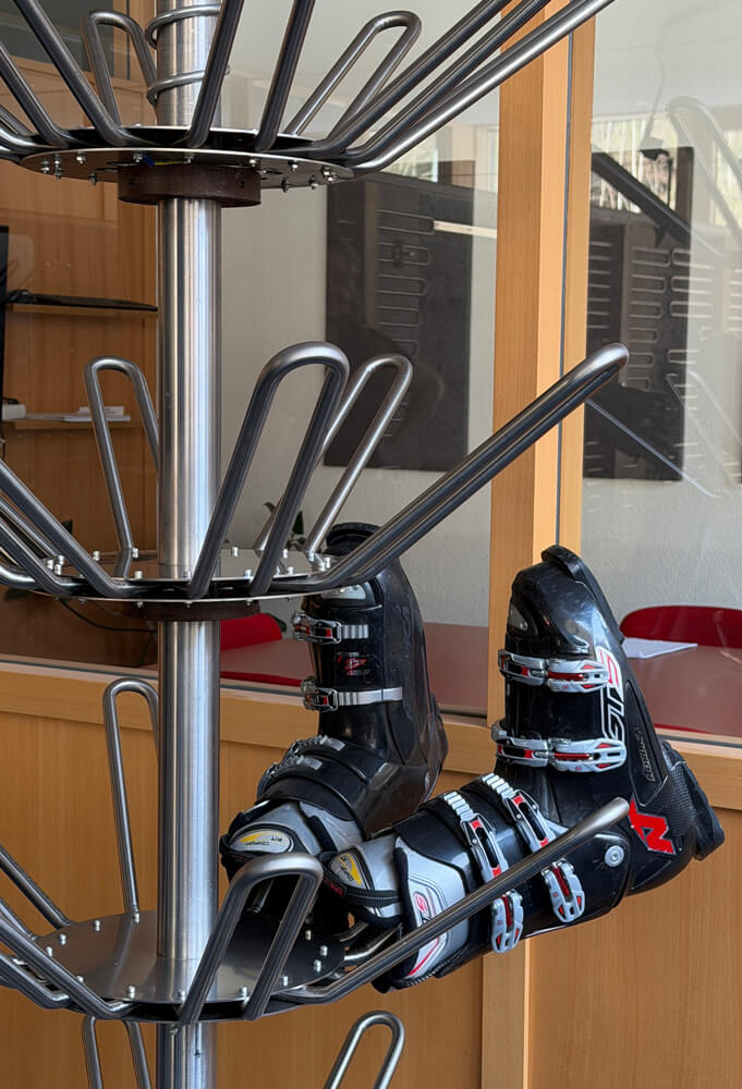 Schuhtrockner-freistehend Freistehender Schuhtrockner mit schwarzen Skischuhen